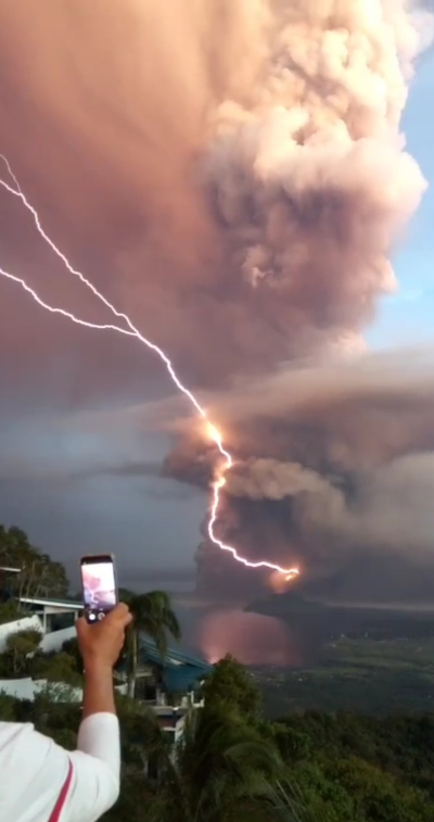 lighting photo Taal eruption